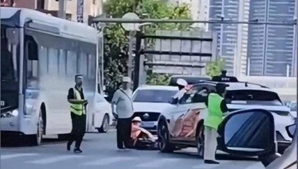 半两财经 | 萝卜快跑无人驾驶网约车与行人相撞引热议