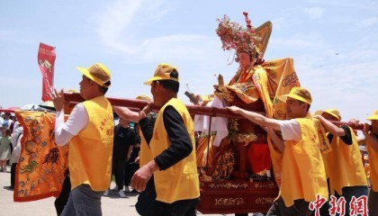 福建霞浦小渔村上演“妈祖走水”庆端午