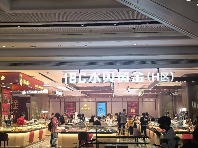 深圳水贝持续爆单！柜台熬夜开直播，疯狂黄金还值得买吗？