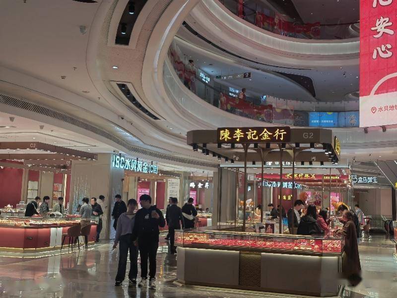 深圳水贝持续爆单！柜台熬夜开直播，疯狂黄金还值得买吗？