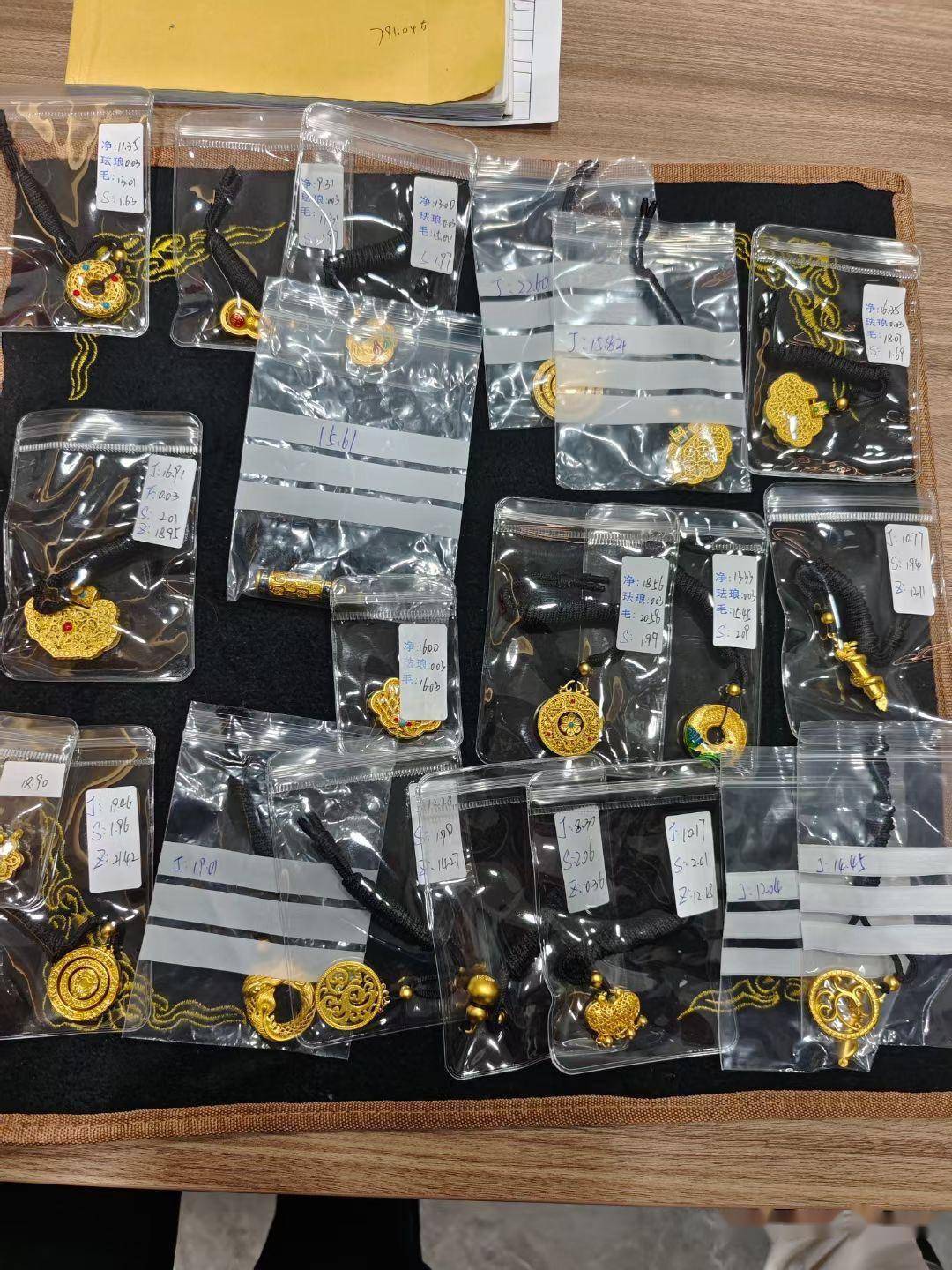 深圳水贝持续爆单！柜台熬夜开直播，疯狂黄金还值得买吗？