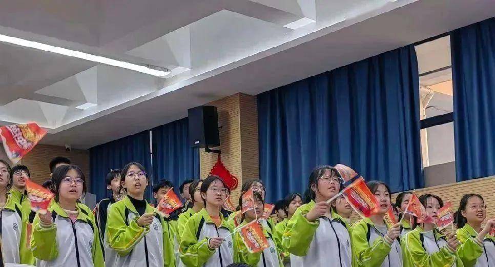 西航二中教育集团汉都新苑中学校区 举行初2024届一模表彰暨中考倒计时百天誓师大会