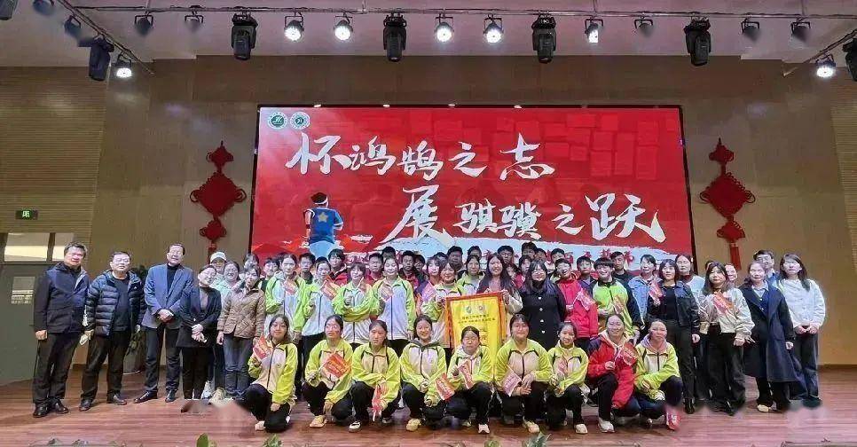 西航二中教育集团汉都新苑中学校区 举行初2024届一模表彰暨中考倒计时百天誓师大会