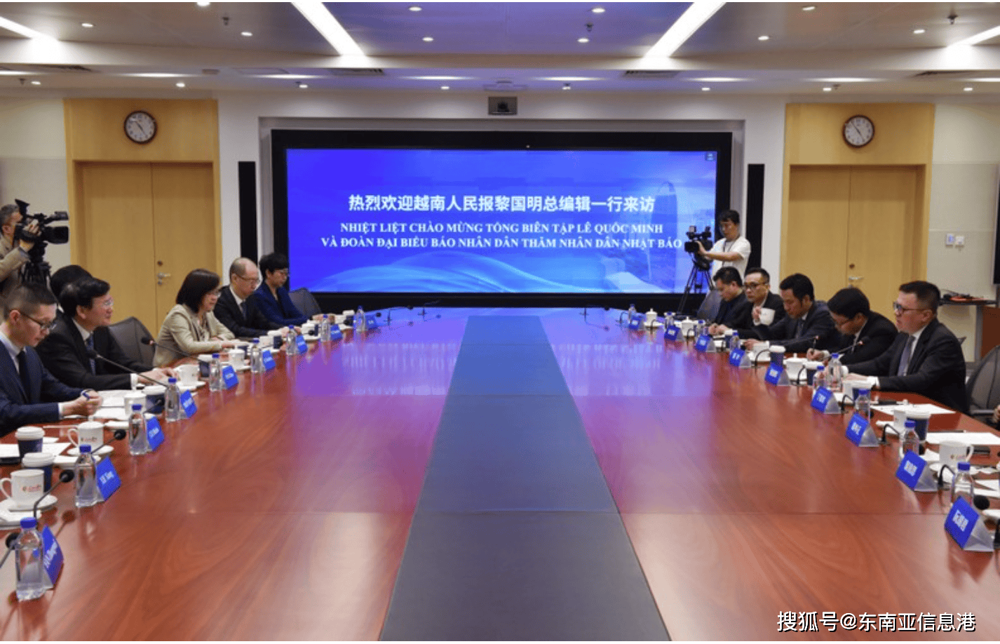 越南人民报与中国人民日报加强合作