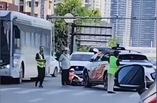 半两财经 | 萝卜快跑无人驾驶网约车与行人相撞引热议