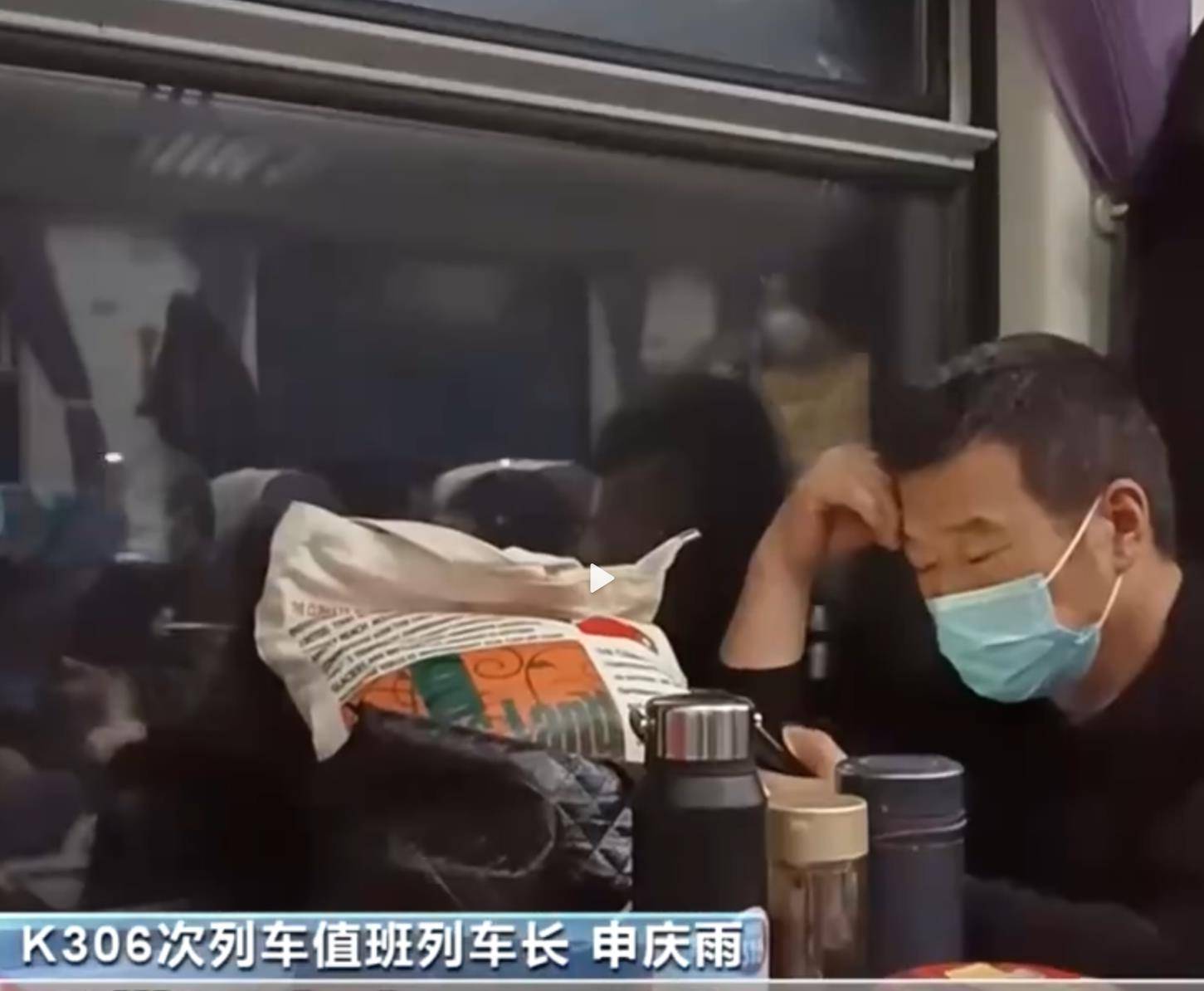 男子找到乘务员借奶粉，被识破孩子是买来的，网友：买卖同罪