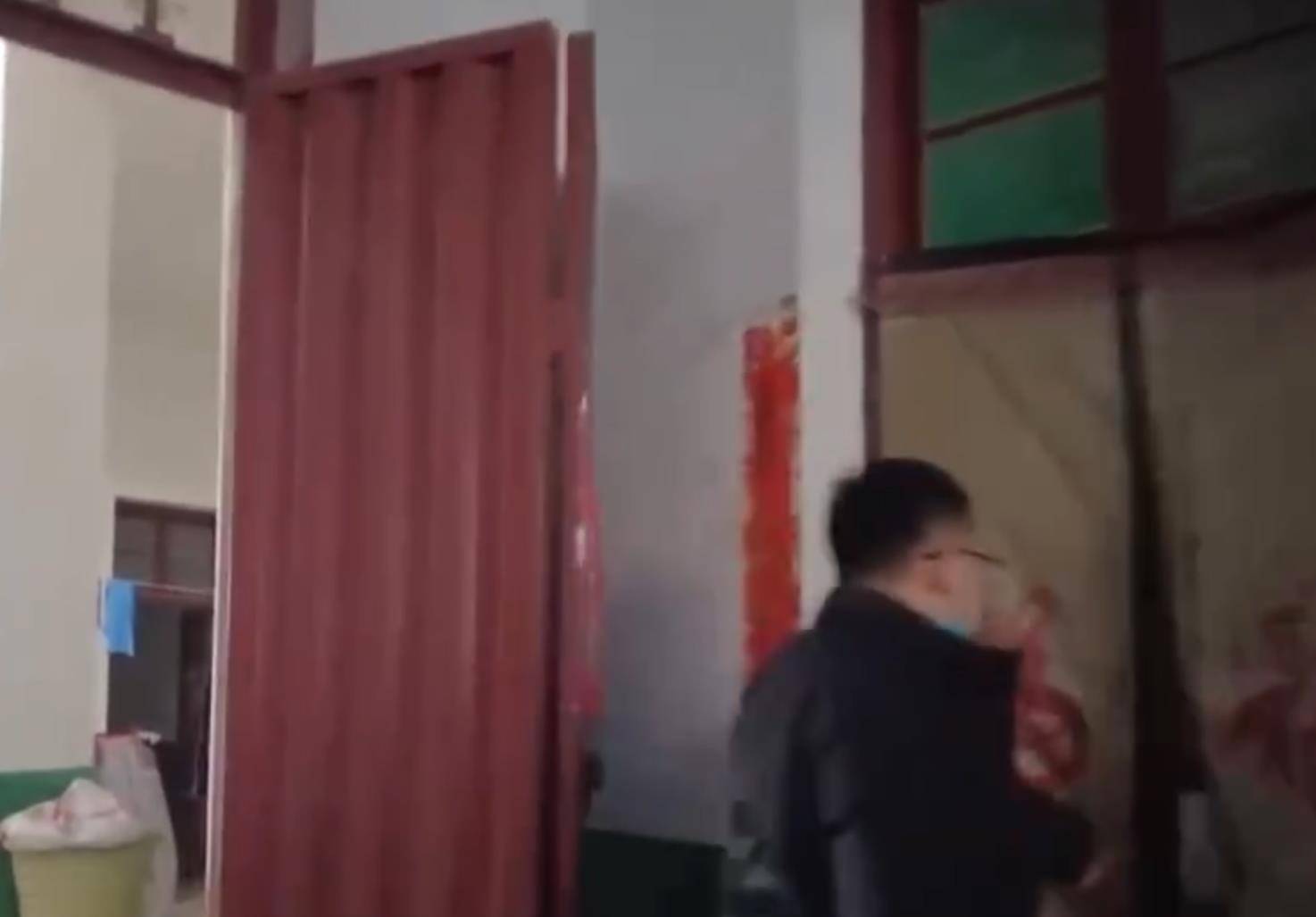 男子找到乘务员借奶粉，被识破孩子是买来的，网友：买卖同罪