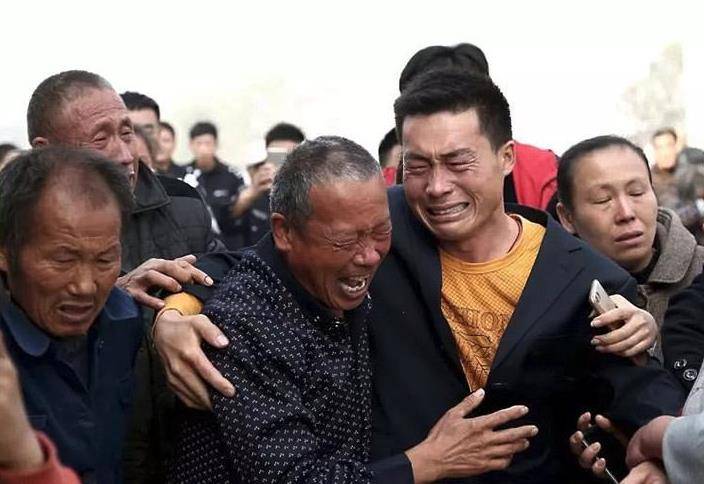 男子找到乘务员借奶粉，被识破孩子是买来的，网友：买卖同罪