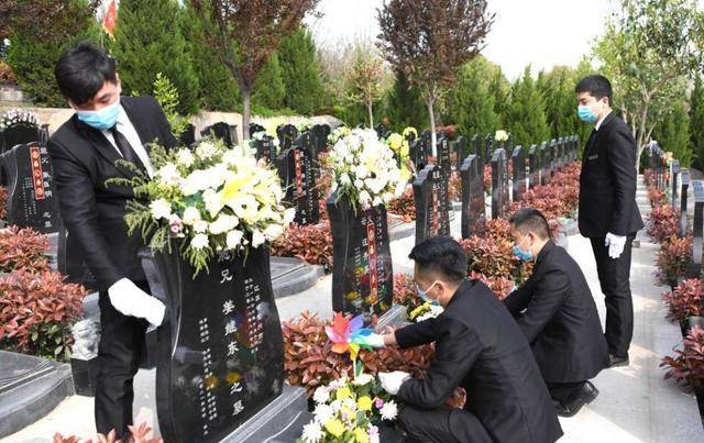 清明代客祭扫猛招迭出：费用200元-1000元不等，全程直播可以代哭