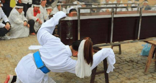 清明代客祭扫猛招迭出：费用200元-1000元不等，全程直播可以代哭