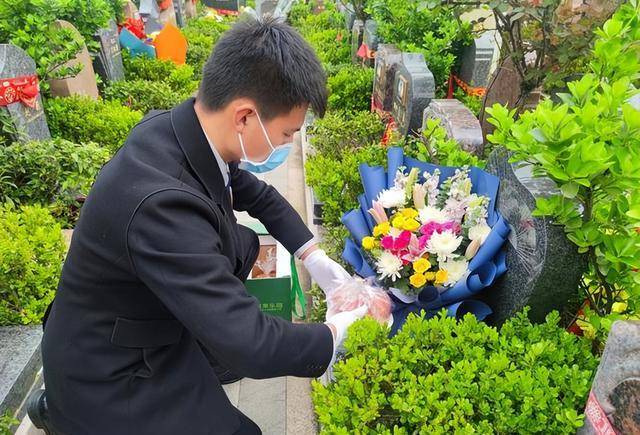 清明代客祭扫猛招迭出：费用200元-1000元不等，全程直播可以代哭