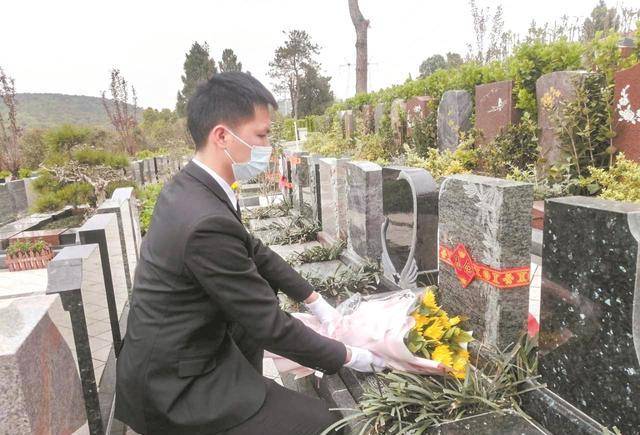 清明代客祭扫猛招迭出：费用200元-1000元不等，全程直播可以代哭