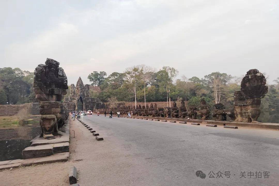 吴哥古迹：走进通王城南门（Tonle Om Gate）