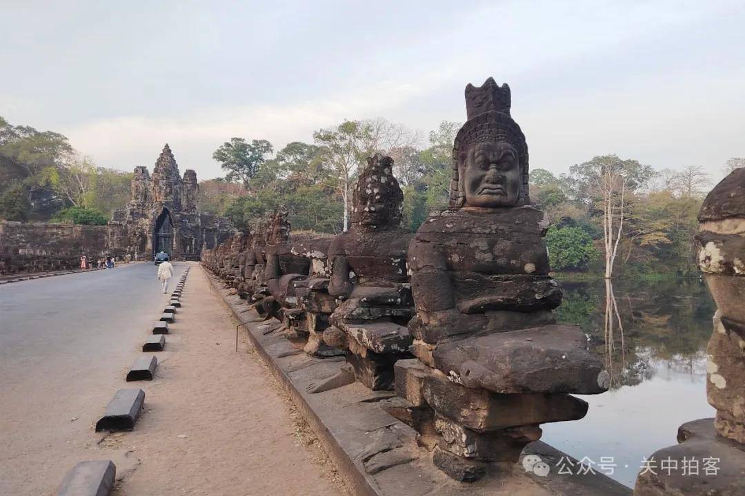 吴哥古迹：走进通王城南门（Tonle Om Gate）