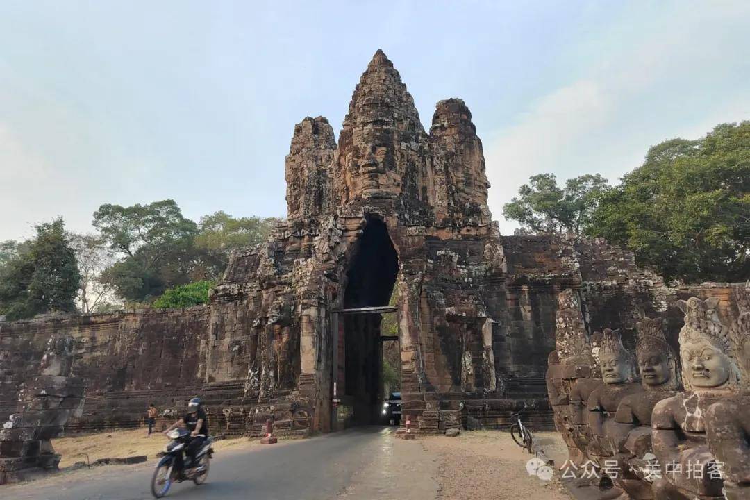 吴哥古迹：走进通王城南门（Tonle Om Gate）