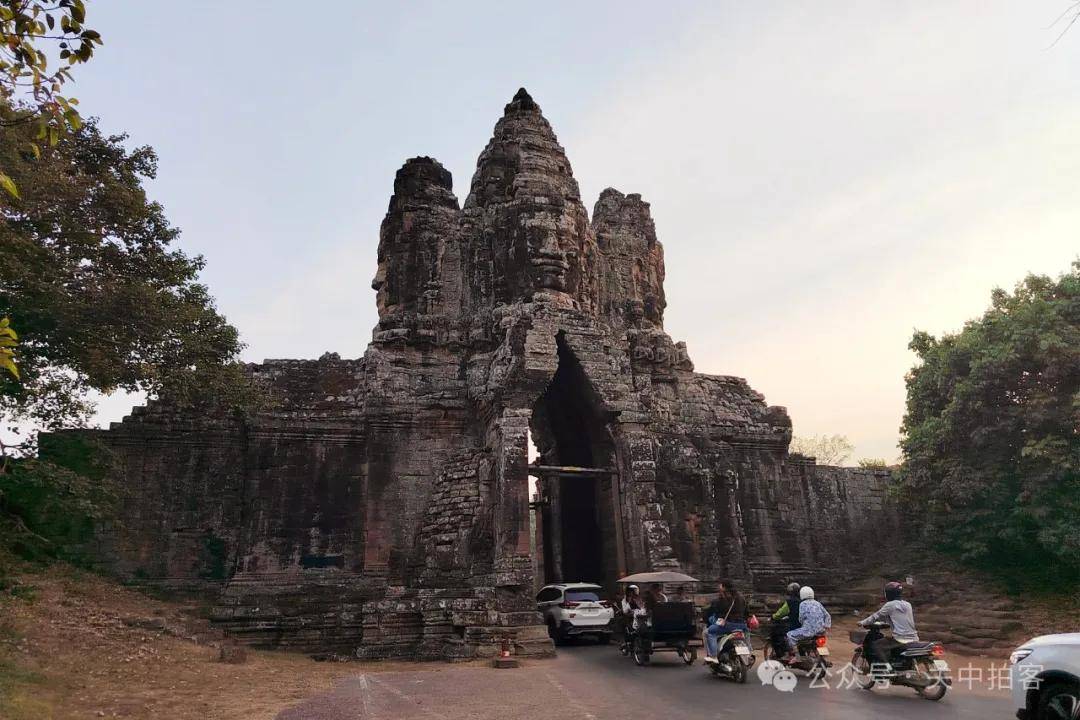 吴哥古迹：走进通王城南门（Tonle Om Gate）