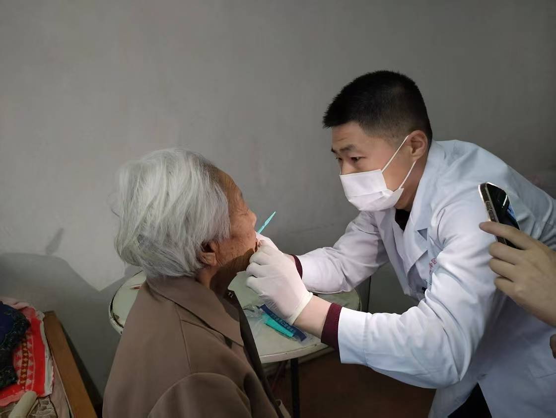 爱心种牙温暖窗帘行动老人