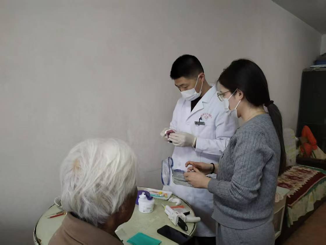 爱心种牙温暖窗帘行动老人