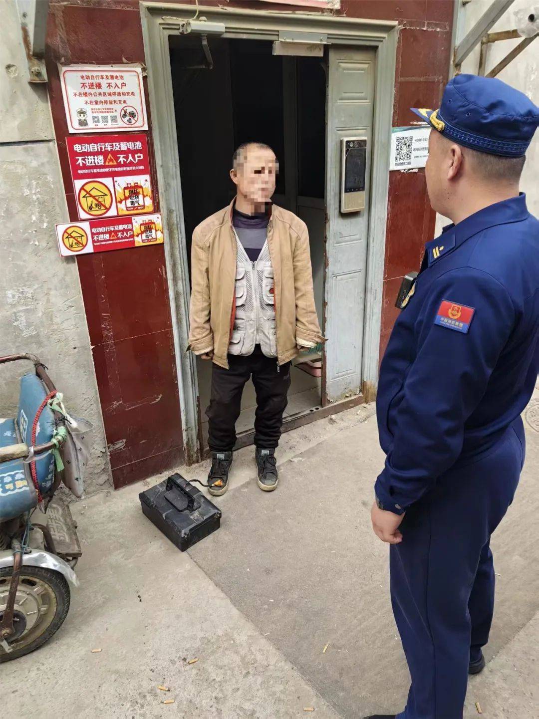 电动自行车室内违规充电！北京消防开出“罚单”并批评教育