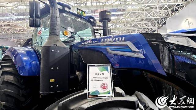 雷沃M3004-7NP1拖拉机荣获2024“年度最佳拖拉机”