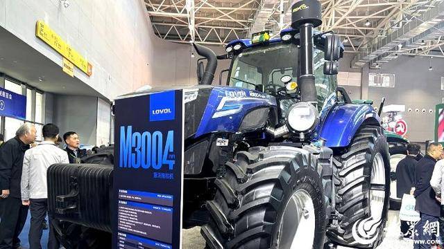 雷沃M3004-7NP1拖拉机荣获2024“年度最佳拖拉机”