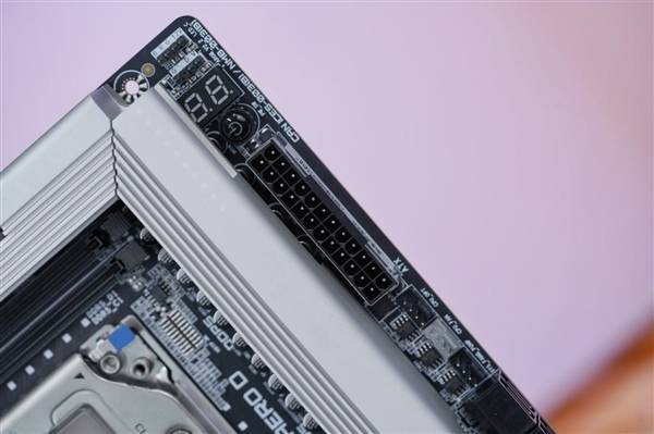 最强桌面CPU座驾！技嘉TRX50 AERO D主板图赏