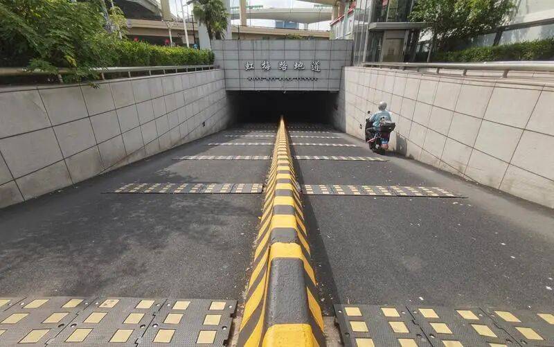 悲剧！事发虹梅路地道，上海阿姨骑车摔倒后死亡！密集减速带，引发争议→