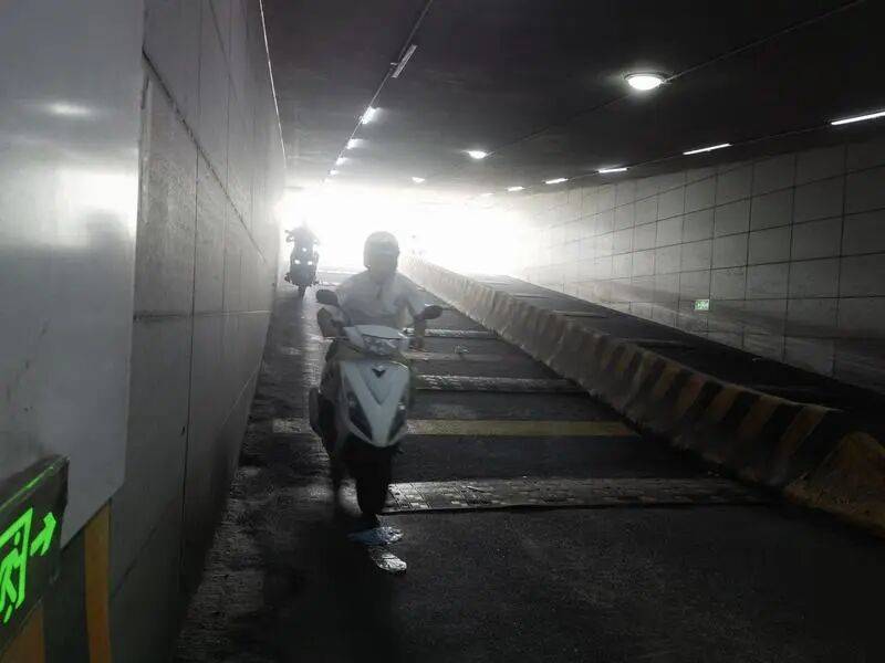 悲剧！事发虹梅路地道，上海阿姨骑车摔倒后死亡！密集减速带，引发争议→