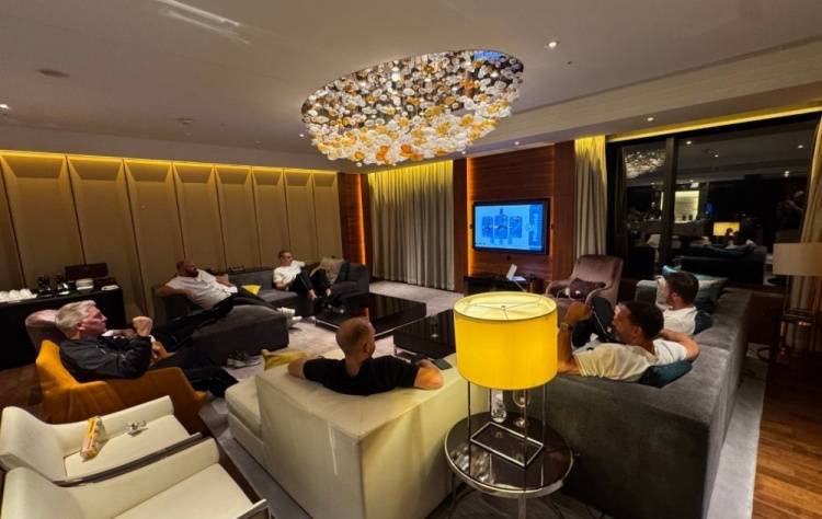 惨!费迪南德、鲁尼等曼联名宿在酒店看曼市德比,结果曼联被吊打