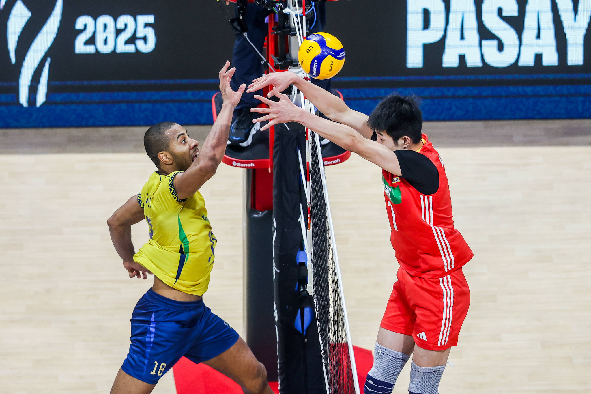 (体育)排球——男排世锦赛:中国队不敌巴西队