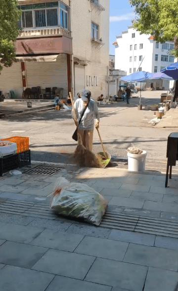 浙江一店主允许大妈门口摆摊，时常被大妈“投喂”蔬果：每次收摊时，都打扫得干干净净