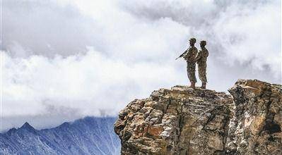 西藏军区某部昆木加哨所临退役老兵申请推迟离哨时间——帮带新兵,老兵再走巡逻路