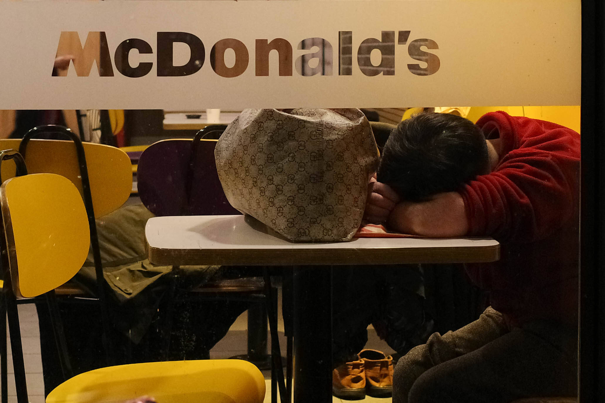 麦当劳夜宿者:老人占六成,各有心酸事
