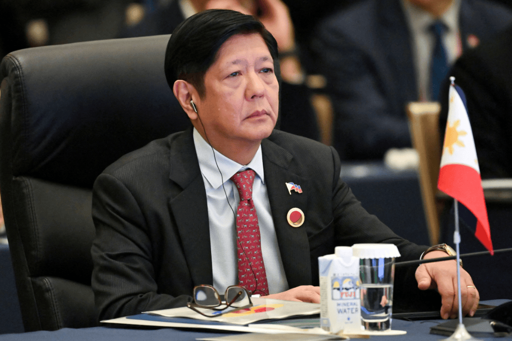 菲律宾局势突变！全军已进入待命状态，马科斯点的火，终究烧到了自己身上