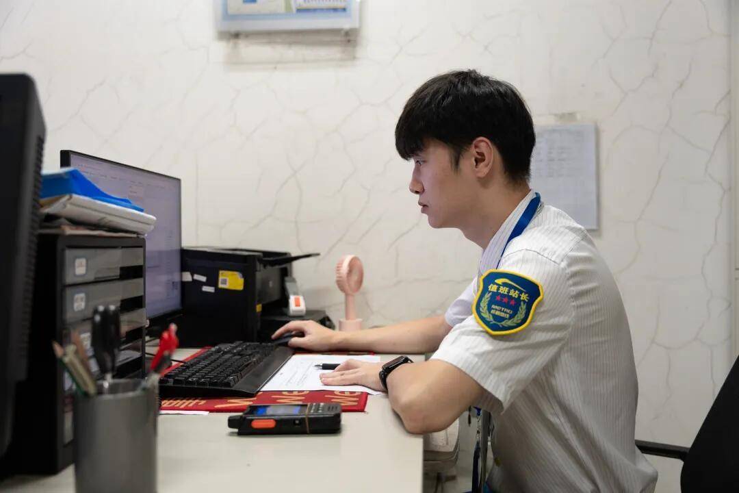 一根牙签“抢”回25万元!一老年乘客手机被“黑”,地铁值班站长紧急取卡