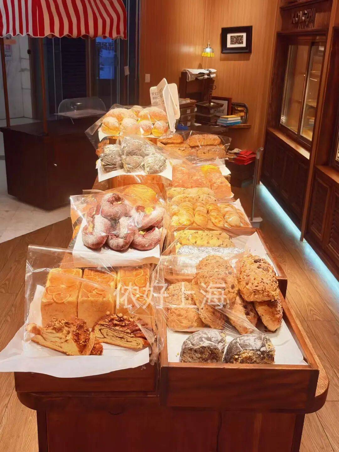 看着心疼!上海网红店将没卖掉的面包整框扔了?网友吵翻