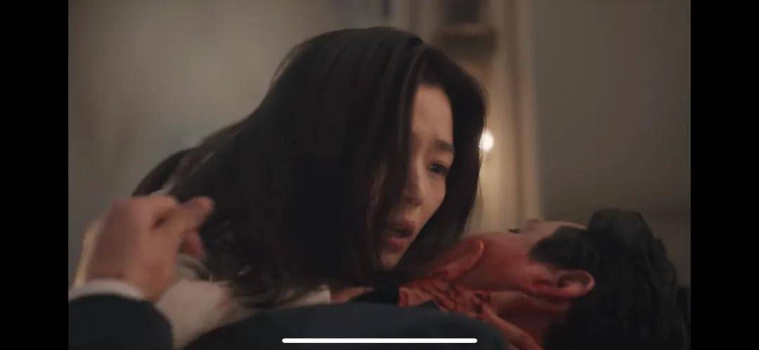 44岁要去“竞选总统”的全智贤，穿衣风格都变了！