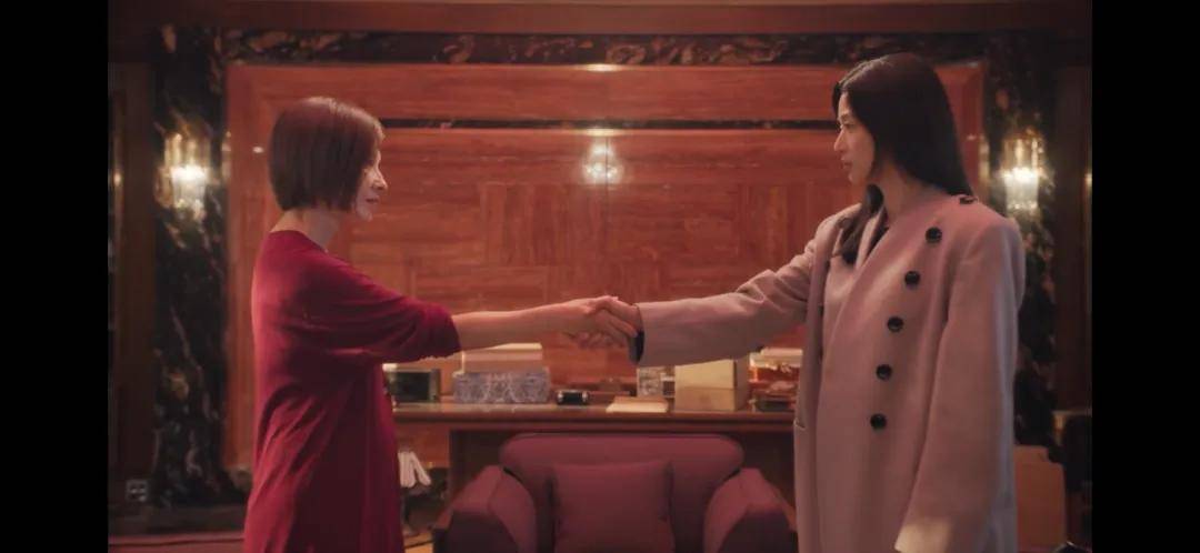 44岁要去“竞选总统”的全智贤，穿衣风格都变了！