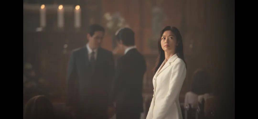 44岁要去“竞选总统”的全智贤，穿衣风格都变了！