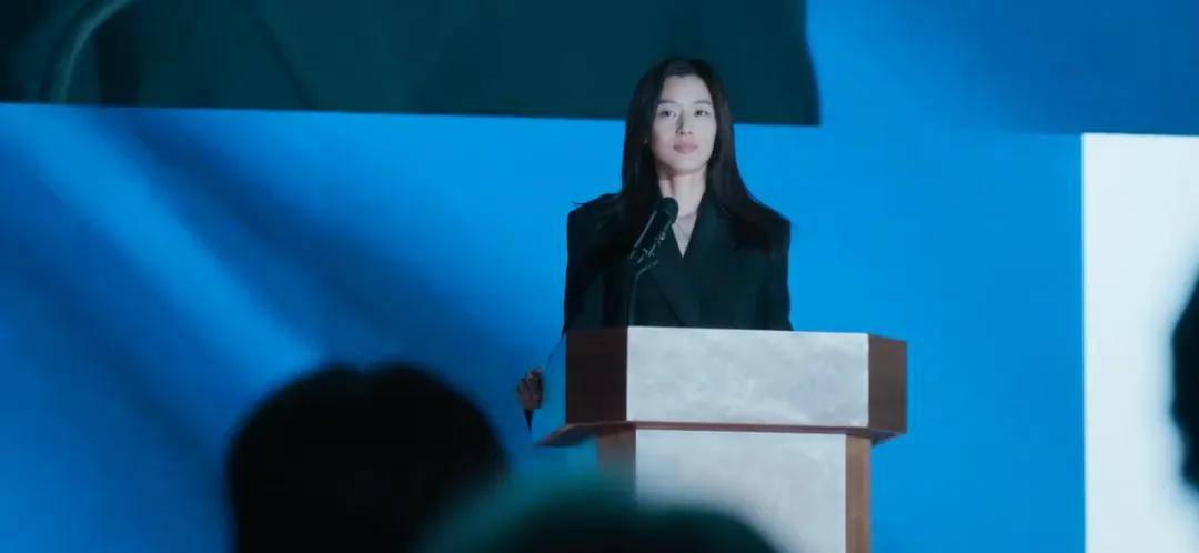 44岁要去“竞选总统”的全智贤，穿衣风格都变了！