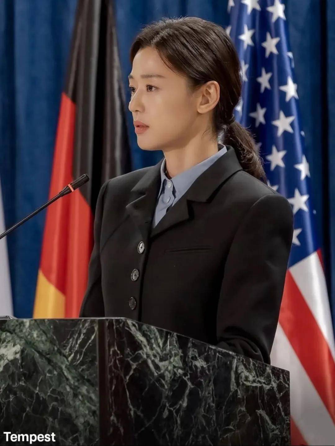 44岁要去“竞选总统”的全智贤，穿衣风格都变了！