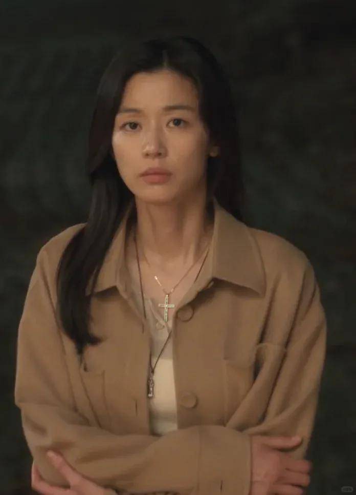 44岁要去“竞选总统”的全智贤，穿衣风格都变了！