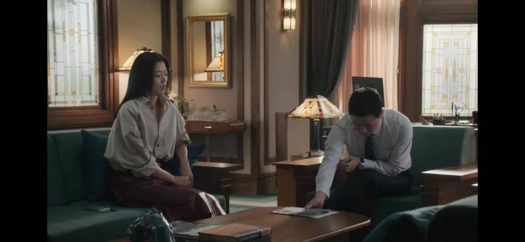 44岁要去“竞选总统”的全智贤，穿衣风格都变了！