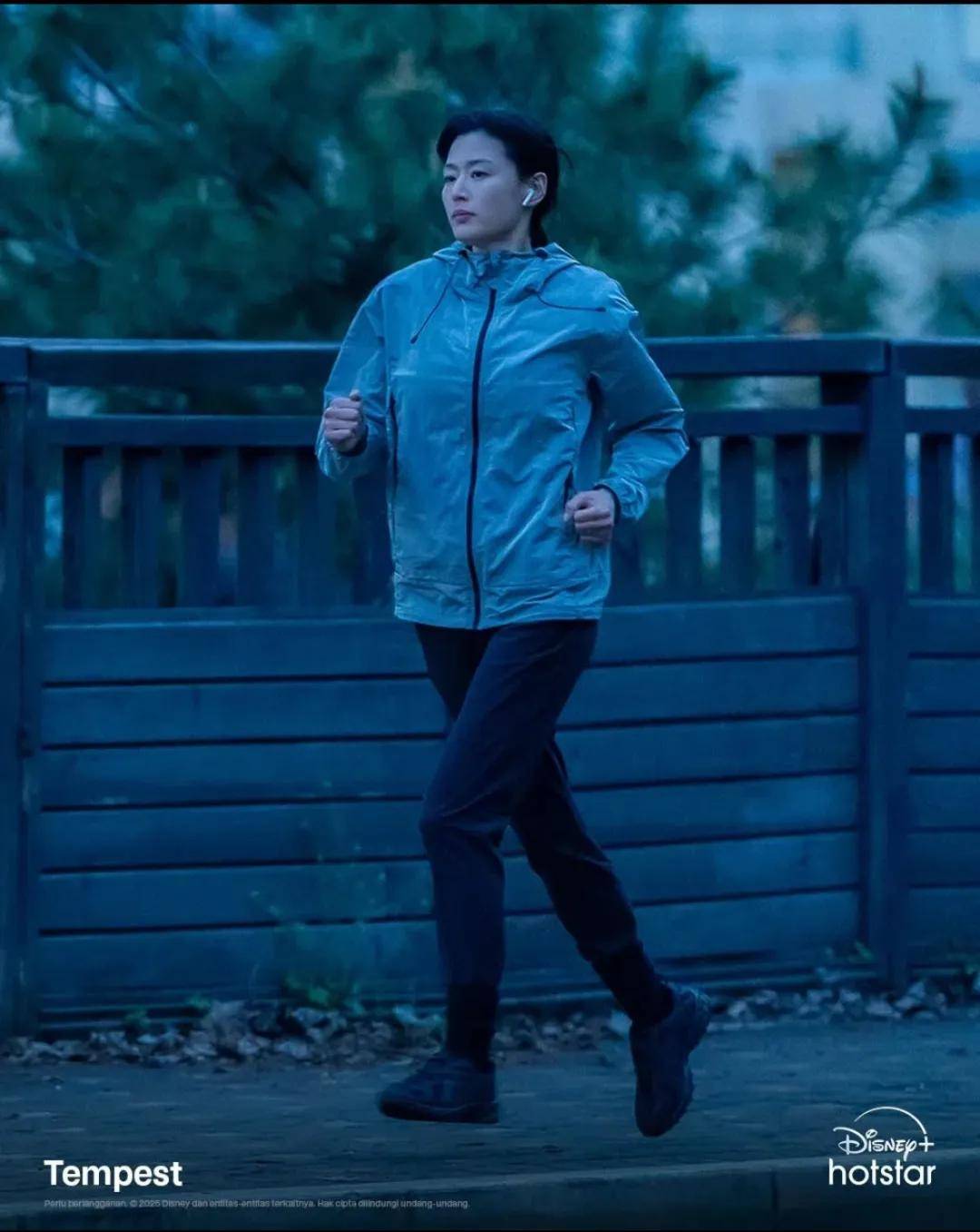 44岁要去“竞选总统”的全智贤，穿衣风格都变了！