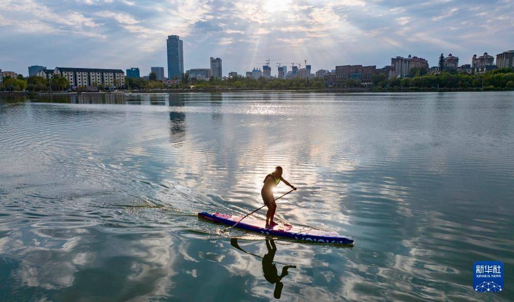 宁夏银川:城在湖中城愈美 湖在城中湖更秀