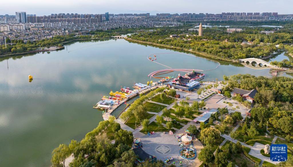 宁夏银川:城在湖中城愈美 湖在城中湖更秀