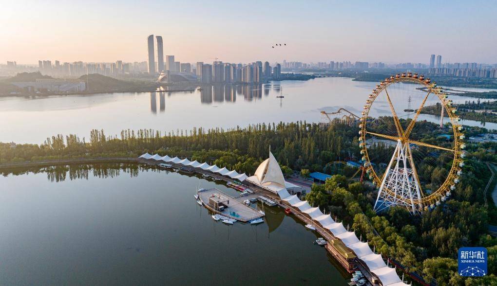 宁夏银川:城在湖中城愈美 湖在城中湖更秀