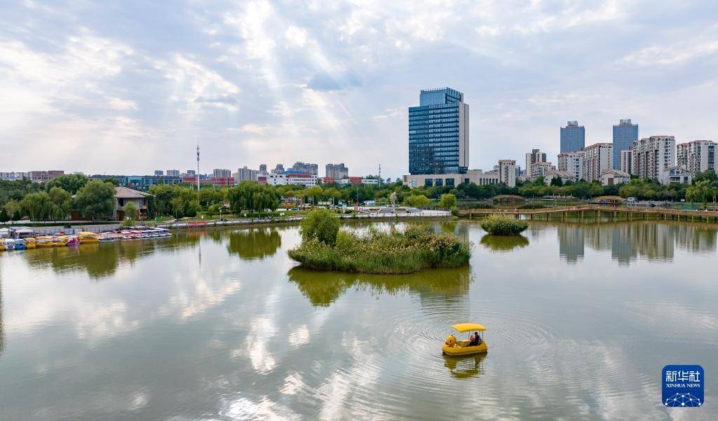 宁夏银川:城在湖中城愈美 湖在城中湖更秀