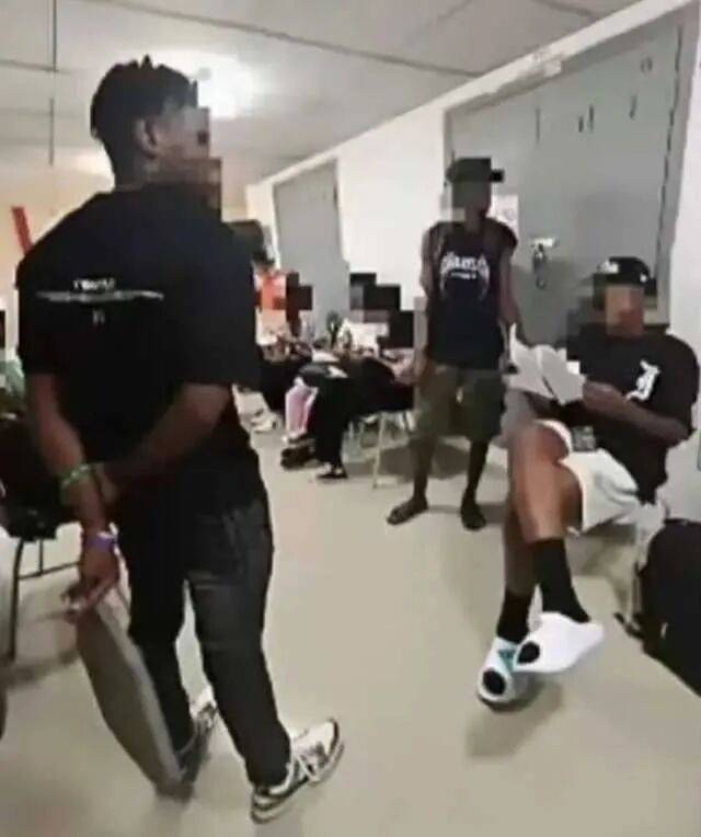 男留学生暂住女生公寓进展:多位女生证实男留学生已搬离,学校曾安排安保人员在宿舍