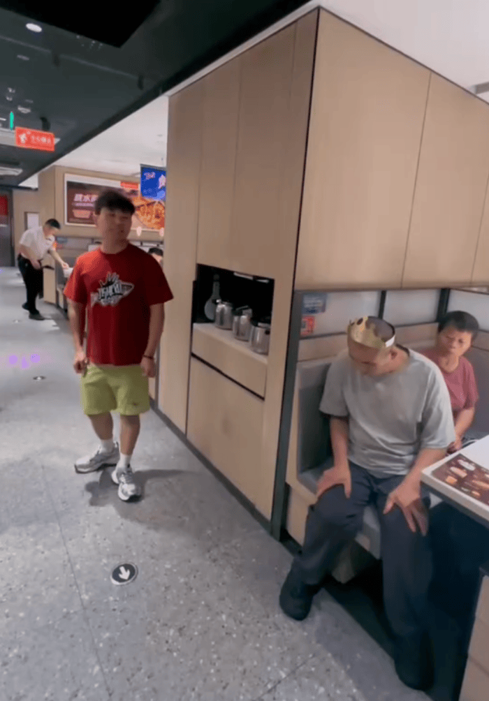 小伙在火锅店给父亲庆生 讲话、磕头引关注 回应质疑:没有提前策划